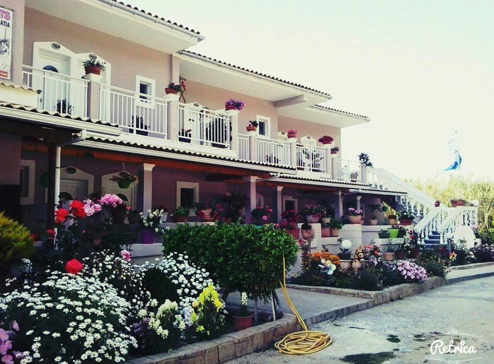Santa Barbara Lakis Aparthotel Perivólion